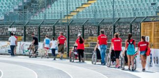 In Italia oltre quattro milioni e mezzo di volontari: in calo, ma sempre determinanti © Roberto Baroni/Progetto FIAF-CSVnet “Tanti per tutti. Viaggio nel volontariato italiano” (particolare)