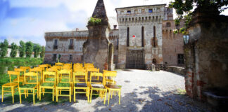 L’invasione delle sedie gialle