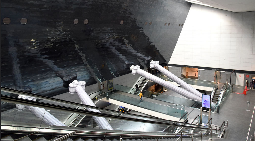 Quattro colonne greche nella stazione della metro di Brescia