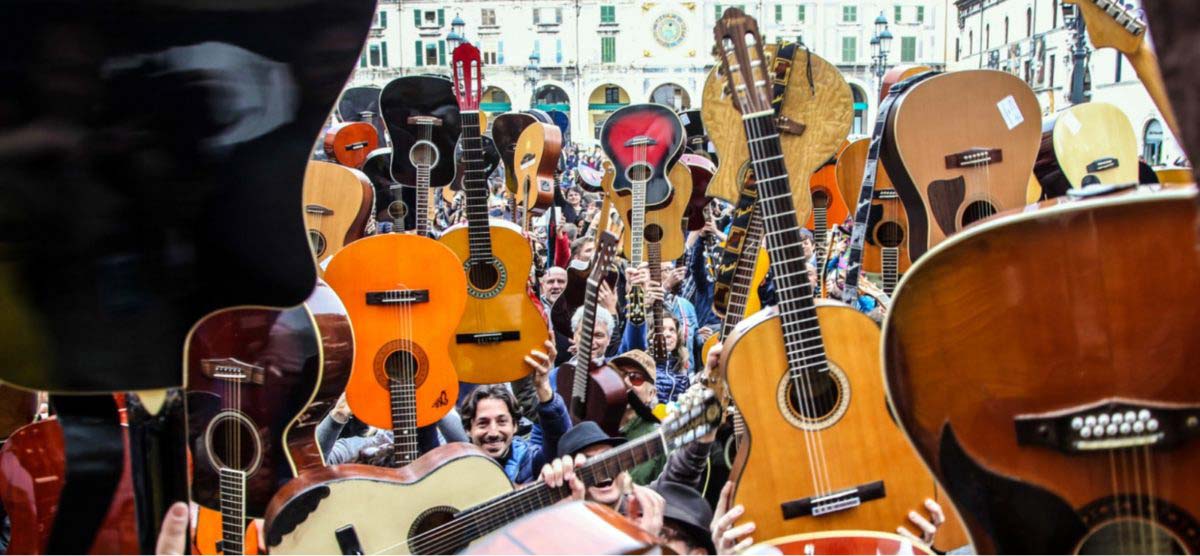 Mille chitarre in piazza Loggia