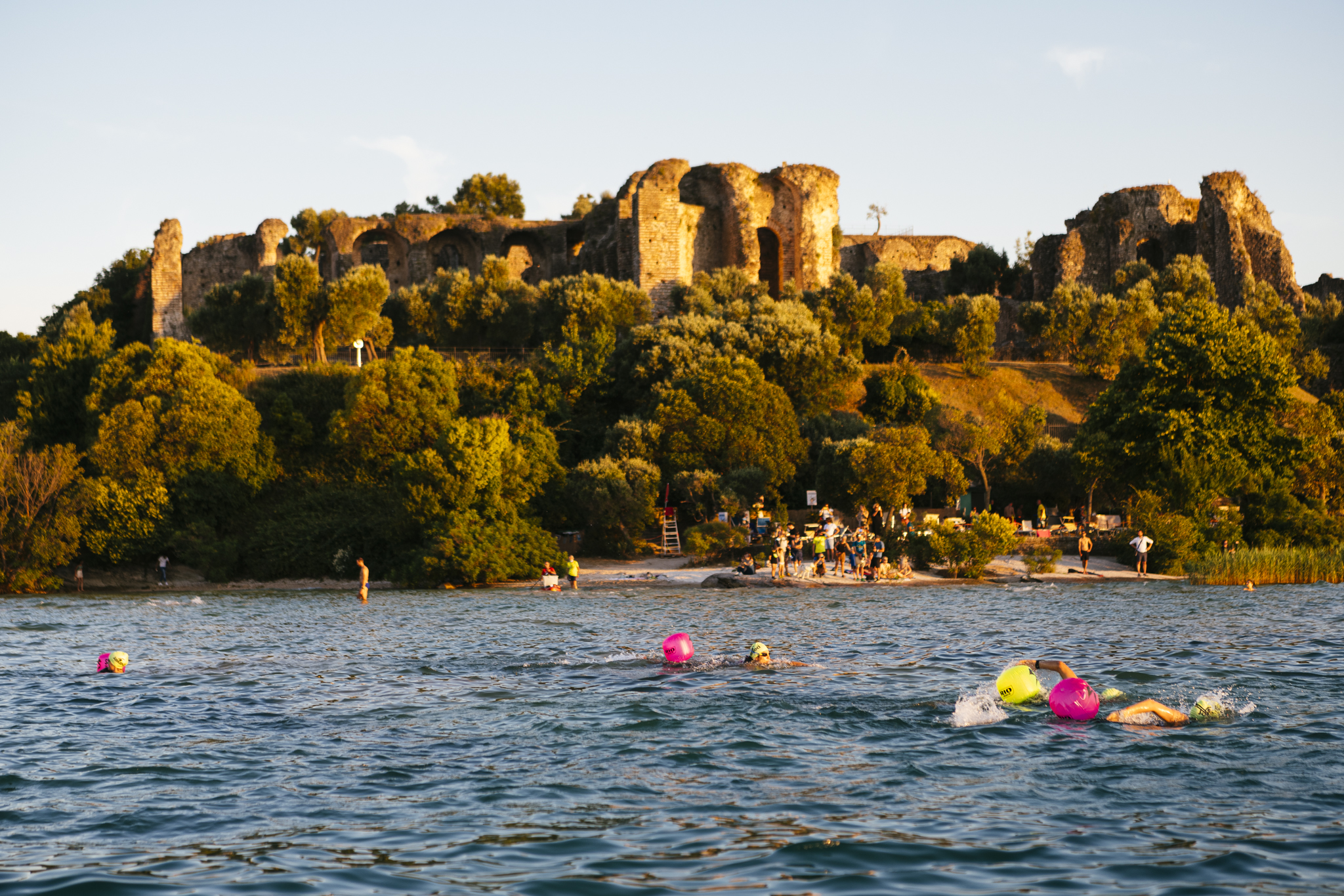A nuoto, nelle acque di Sirmione