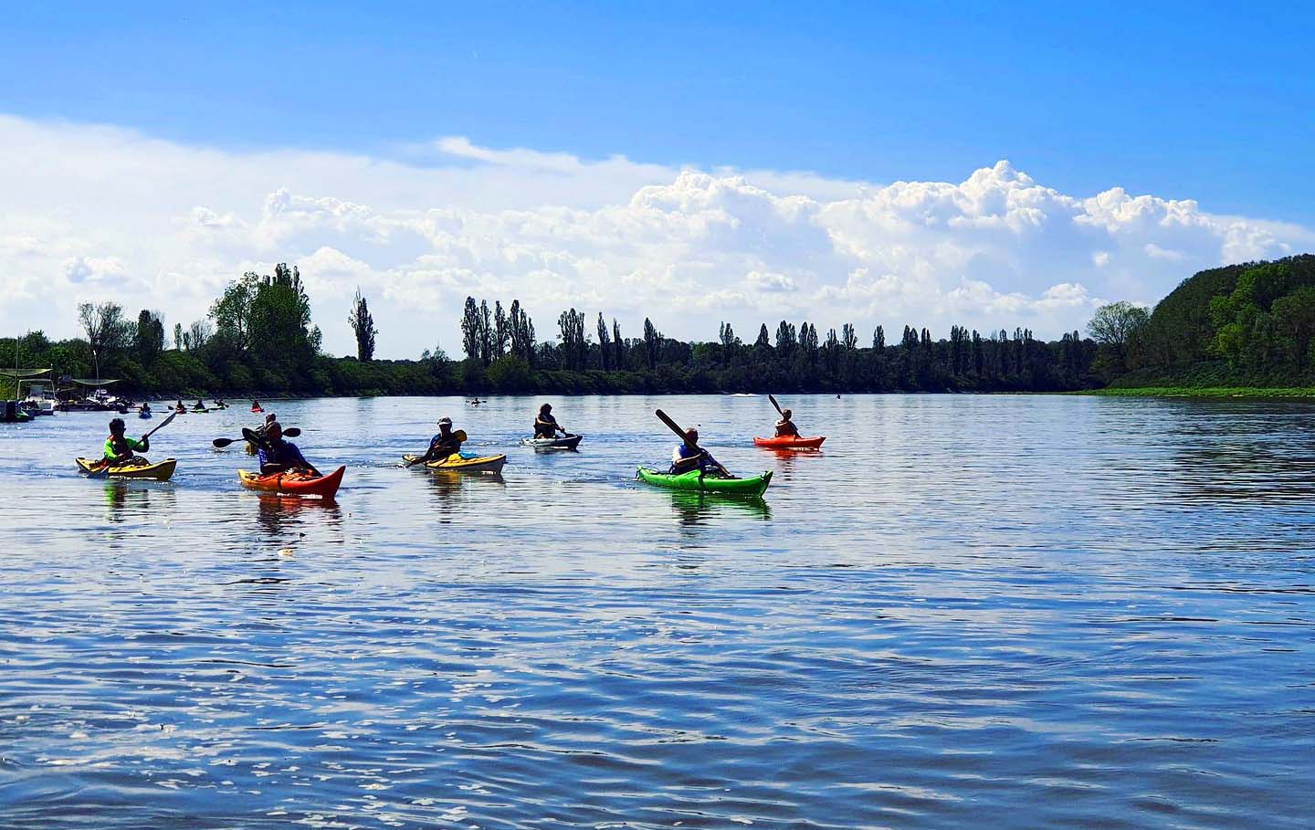 Pagaiando, pedalando, camminando, nuotando sul Grande Fiume