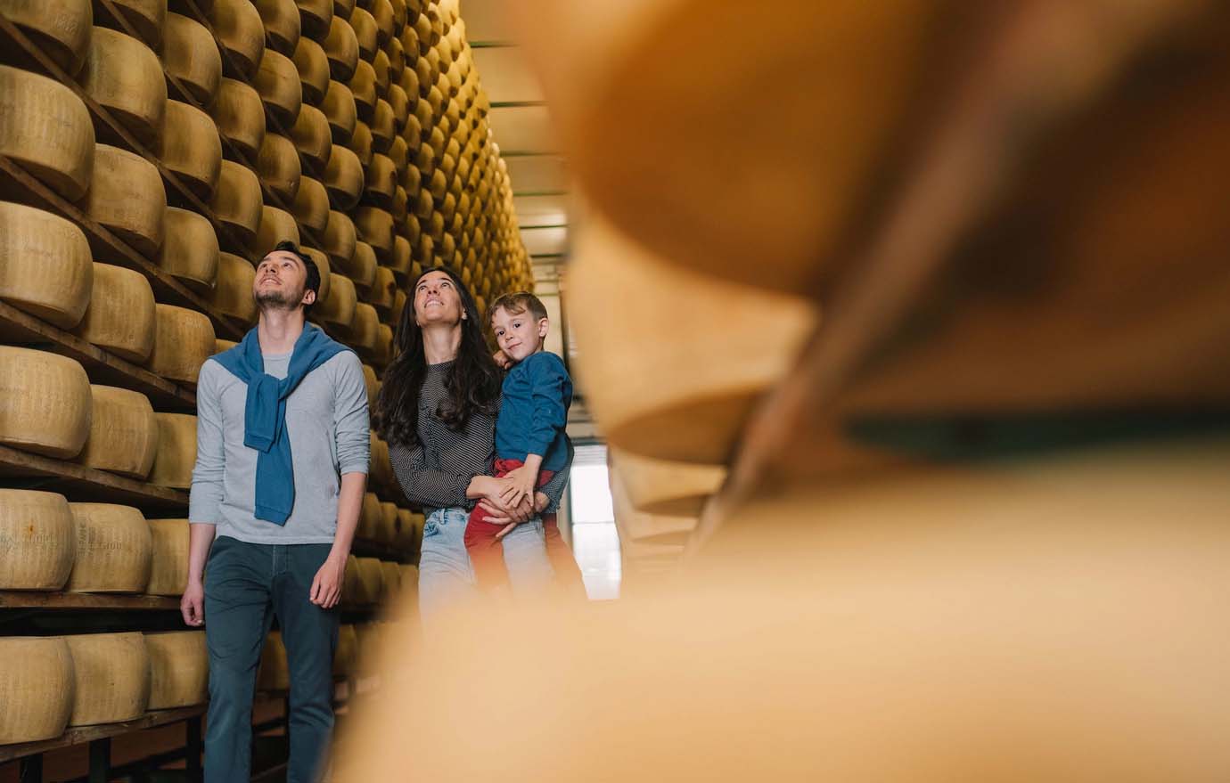 Caseifici aperti, un viaggio nel Parmigiano Reggiano